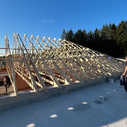 charpente industrielle en fermettes pour toiture résidentielle